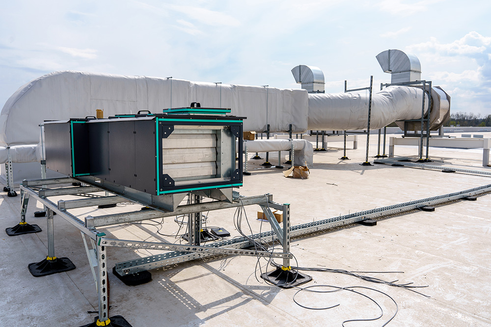 Rooftop HVAC unit with large insulated ducts